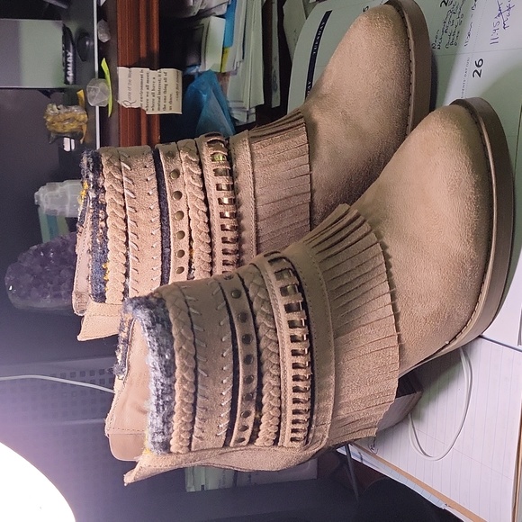 Zipper back tan suede ankle boots - Mudd brand - 7 1/2 - Picture 2 of 6